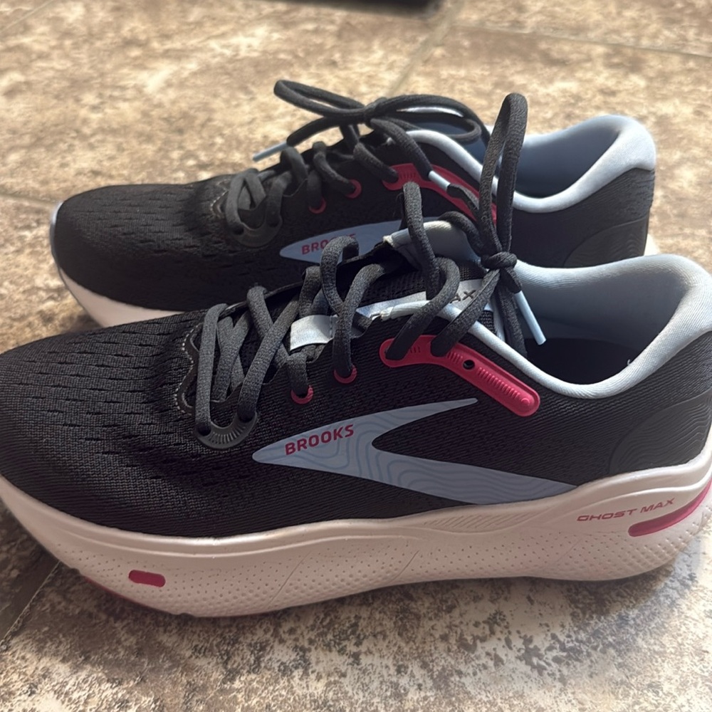 Brooks woman’s 8